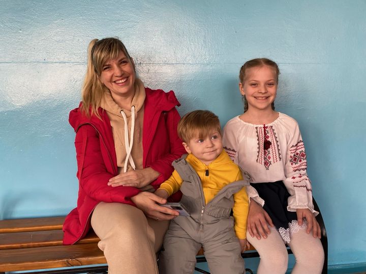 Olga, her daughter Valeria, and her very young son.  (BORIS LOUMAGNE / RADIO FRANCE)