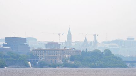 La même situation est observée dans plusieurs villes du Canada, comme ici dans la capitale Ottawa, le 7 juin 2023. (KADRI MOHAMED / ANADOLU AGENCY / AFP)