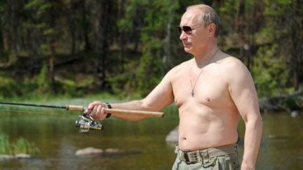 Le président russe, Vladimir Poutine, en train de pêcher pendant ses vacances dans la région de Tyva (sud de la Sibérie) le 26-7-2013. (AFP - Ria-Novosti - Alexei Druzhinin)