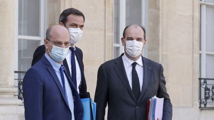 Le ministre de l'Education, Jean-Michel Blanquer, le ministre de la Santé, Olivier Véran, et le Premier ministre, Jean Castex, sur le perron de l'Elysée, le 31 mars 2021. (LUDOVIC MARIN / AFP)