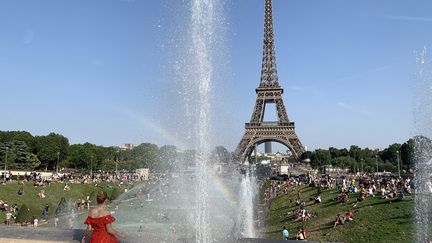 La fontaine du Trocadéro en pleine canicule à Paris.&nbsp; (JULIEN PASQUALINI / FRANCE-INFO)