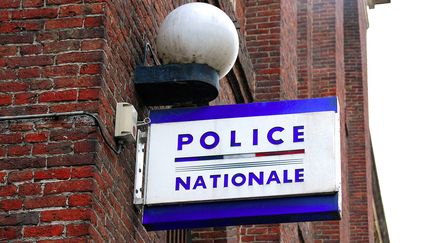 Une enseigne de la police nationale, à Lille (Nord), le 29 mai 2013. (photo d'illustration)&nbsp; (SEBASTIEN JARRY / MAXPPP)