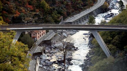 Une route coupée après le passage de la tempête Alex dans la vallée de la Roya (Alpes-Maritimes), le 27 octobre 2020. (MAXPPP)