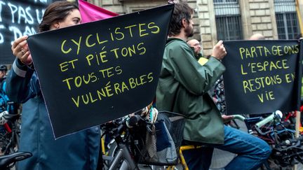 Un rassemblement en mémoire à Paul Varry, cycliste tué par un automobiliste, à Paris le 20 octobre 2024. (BRUNO LEVESQUE / MAXPPP)