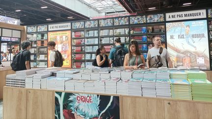 Sur le stand des éditions Vega-Dupuis, à la Japan Expo, les webtoons "Orage", "Distress" et "Because I can't love you" se vendent par dizaines. (Juliette Pommier)