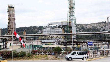  (La CGT proteste contre la suppression annoncée de 180 emplois sur le site de la raffinerie Total de La Mède (Bouches du Rhône), dont l'activité a été suspendue © MAXPPP)