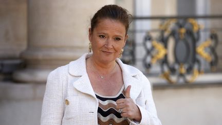 La ministre déléguée démissionnaire chargée des Entreprises, du Tourisme et de la Consommation, Olivia Grégoire, quitte le conseil des ministres hebdomadaire au palais présidentiel de l'Elysée, à Paris, le 16 juillet 2024. (LUDOVIC MARIN / AFP)