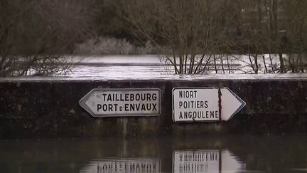 L'eau continue de monter à Saintes, en Charente-Maritime, mardi 5 mars. Des habitants, déjà éprouvés par les crues précédentes, redoutent de nouvelles inondations. (France 2)