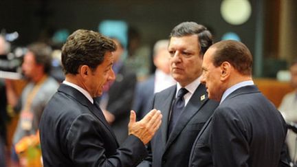 Nicolas Sarkozy,  Jose Manuel Barroso et  Silvio Berlusconi à Bruxelles, le 17 juin 2010. (AFP - Eric Feferberg)