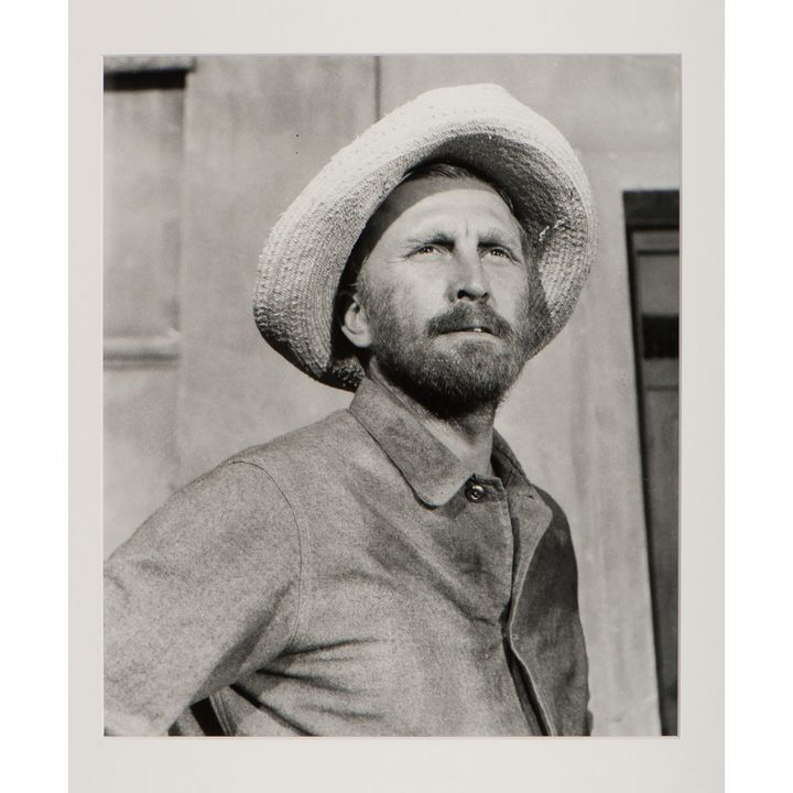 Kirk Douglas dans le rôle de Van Gogh sur le tournage du film La Vie passionnée de Vincent van Gogh de Vincente Minnelli, 1953 - Photo de Lucien Clergue
 (Collection Fondation Vincent van Gogh Arles, dite Collection Yolande Clergue)