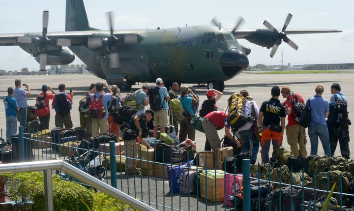 Des m&eacute;decins philippins et &eacute;trangers s'appr&ecirc;tent &agrave; embarquer pour les zones touch&eacute;es par le cyclone, le 10 novembre 2013 &agrave; Manille (Philippines). (JAY DIRECTO / AFP)