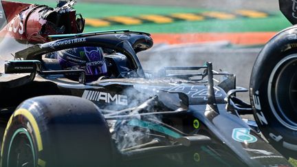 Lewis Hamilton (Mercedes), après son accrochage avec la Red Bull de Max Verstappen, le 12 septembre 2021. (ANDREJ ISAKOVIC / AFP)