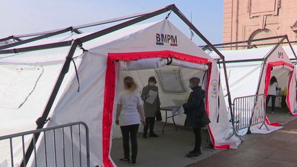 À Marseille (Bouches-du-Rhône), le centre de vaccination du Vieux-Port, qui devait être provisoire, a été prolongé et est aujourd'hui accessible sans rendez-vous. &nbsp; (CAPTURE ECRAN FRANCE 2)