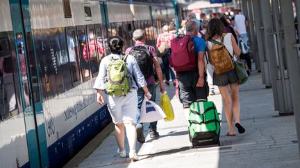 Photo d'illustration de voyageurs dans une gare allemande. (DANIEL BOCKWOLDT / DPA)