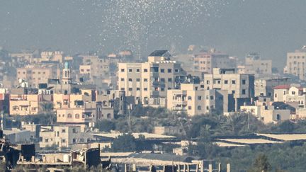 Des tracts largués par l'armée israélienne sur la ville de Gaza demandant aux gens d'évacuer la zone, le 16 novembre 2023. (JACK GUEZ / AFP)