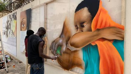 MadZoo explique qu’"au Sénégal, le graffiti a une grande dimension sociale et inclut totalement les populations. L’art s’adapte aux réalités locales. Ce n’est pas une bataille entre l’ordre établi et nous, c’est un travail de conscientisation. Ce n’est pas une lutte acharnée, c’est un moyen de conversation. Le graffiti est la voix du peuple". Ce collectif a également créé́ le festival Last Wall Tour, pour délocaliser le graffiti sénégalais dans les régions reculées du pays. &nbsp; (RBS CREW)