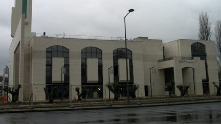 Un individu a heurté&nbsp;"à plusieurs reprises", le 29 juin 2017, les barrières de sécurité protégeant la mosquée&nbsp;de Créteil (Val-de-Marne). (MAXPPP)