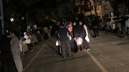 Des personnes se rassemblent après un séisme qui a touché la ville de Mexico (Mexique), le 7 septembre 2017. (CLAUDIA DAUT / REUTERS)