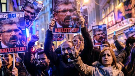 Des manifestants brandissent des affiches à l'effigie de l'avocat kurde Tahir Elçi, où l'on peut lire «Ils l'ont tué», lors d'un rassemblement à Istanbul après son assassinat à Diyarbakir (sud-est de la Turquie) le 28 novembre 2015 (OZAN KOSE / AFP)