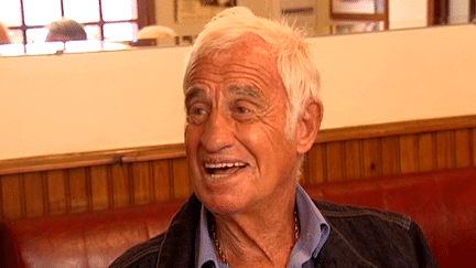 Jean-Paul Belmondo attablé au Cabaret Normand de Villerville (Calvados), le 22 septembre 2014
 (France 3 )