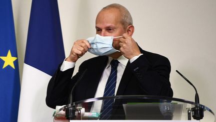 Le directeur général de la santé, Jérôme Salomon, participe à une conférence de presse sur le Covid-19, le 17 décembre 2020, à Paris. (MARTIN BUREAU / AFP)