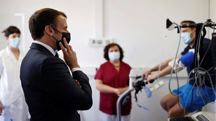 Le président de la République, Emmanuel Macron, en visite à l'hôpital Foch de Suresnes (Hauts-de-Seine), le 22 avril 2021. (CHRISTIAN HARTMANN / AFP)