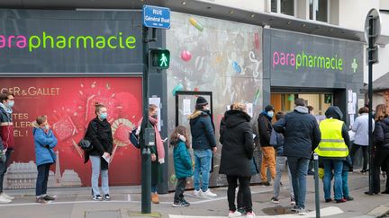 Une file d'attente devant une pharmacie à Nantes pour réaliser des tests antigéniques ou PCR de dépistage du Covid-19, le 7 janvier 2022. (FRANCK DUBRAY / MAXPPP)