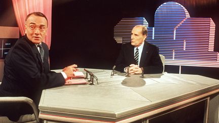 Le journaliste Yves Mourousi et le président François Mitterrand, sur un plateau de TF1, le 15 décembre 1985. (AFP)