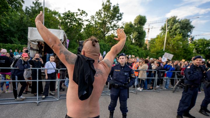 Un fan de Rammstein se tient face au rassemblement contre la tenue du concert de groupe de metal ce jeudi 26 juillet à Vienne. (GEORG HOCHMUTH / APA)