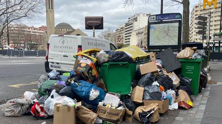 Des déchets s'amoncellent porte de Saint-Cloud à Paris, le 11 mars 2023, à cause de la grève des éboueurs. (ANNA JAUJARD/RADIO FRANCE)