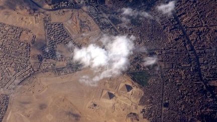 Les pyramides de Gizeh photographi&eacute;es depuis la station spatiale internationale et publi&eacute;es sur le compte Twitter de l'astronaute am&eacute;ricain Reid Wiseman, le 5 septembre 2014. (REID WISEMAN)