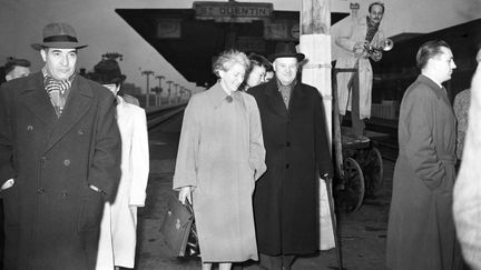 L'arrivée de Maurice Thorez (secrétaire général du PCF de 1930 à 1964) avec son épouse, à la gare de Saint-Quentin, après son voyage en URSS, le 10 avril 1953. (KEYSTONE-FRANCE / GAMMA-RAPHO VIA GETTY IMAGES)