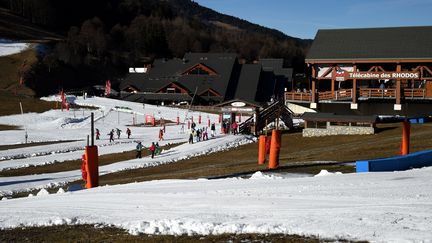 À&nbsp;Méribel, ci-dessus le 16 décembre 2016, comme dans le reste de la Savoie, la neige se fait rare en ce début de saison. (JEAN-PIERRE CLATOT / AFP)