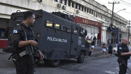 Des policiers après avoir mené une opération contre des trafiquants de drogue à Complexo da Penha, dans la zone nord de Rio de Janeiro (Brésil), le 2 août 2023. (FABIO TEIXEIRA / ANADOLU AGENCY / AFP)