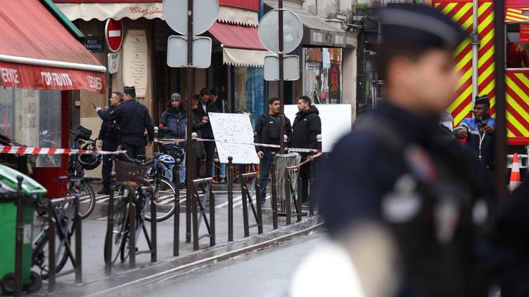 La police intervient sur les lieux d'une attaque raciste qui a fait trois morts et trois blessés dans un centre culturel kurde, le 23 décembre 2022, à Paris. (THOMAS SAMSON / AFP)