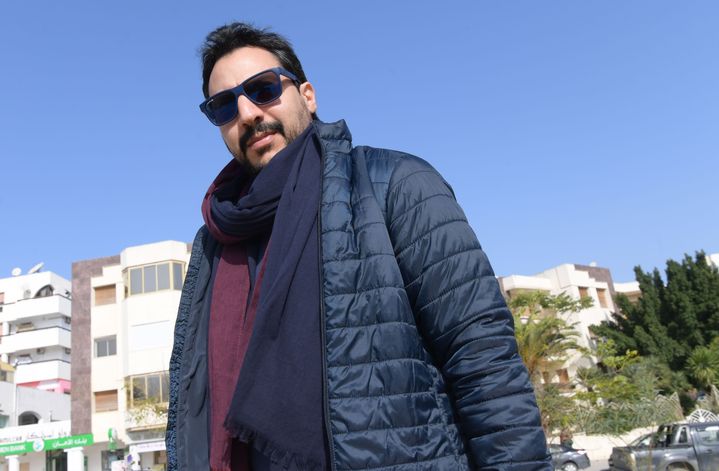 Le cinéaste Mehdi Barsaoui pose le 23 janvier 2020 à Tunis, la capitale tunisienne. (FETHI BELAID / AFP)