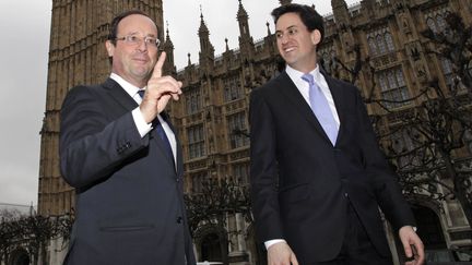 Fran&ccedil;ois Hollande et David Miliband, chef du Parti travailliste britannique, le 29 f&eacute;vrier 2012, &agrave; Londres (Royaume-Uni). (LEFTERIS PITARAKIS / POOL)