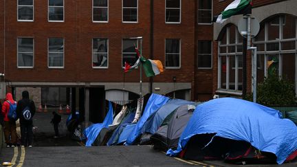 Le camp de migrants installé à Dublin, devant l'Office de protection internationale, le 30 avril 2024. (ARTUR WIDAK / ANADOLU)