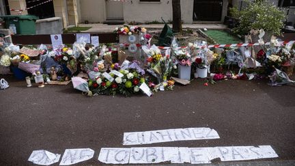 Des fleurs en hommage à Chahinez, 31 ans, à l'endroit où elle a été tuée par son mari à Mérignac (Gironde), le 7 mai 2021. (STEPHANE DUPRAT / HANS LUCAS / AFP)