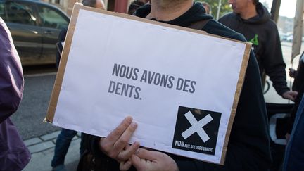 Panneau brandi lors d'une manifestation des intermittents du spectacle, à Amiens, le 3 octobre 2014
 (François Lafite / Wostok Press / MaxPPP)