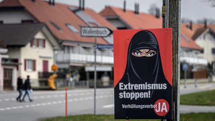 Une affiche en faveur du "oui" à l'initiative interdisant&nbsp;de se couvrir le visage dans les lieux publics, le 7 mars 2021 à Biberen (Suisse). (FABRICE COFFRINI / AFP)