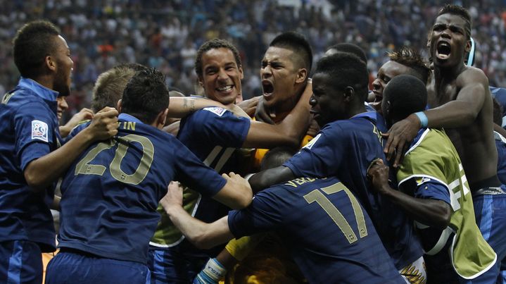 Les Bleuets se congratulent apr&egrave;s avoir d&eacute;croch&eacute; la Coupe du monde de football des moins de 20 ans face &agrave; l'Uruguay, le 13 juillet 2013 &agrave; Istanbul. (OSMAN ORSAL / REUTERS)
