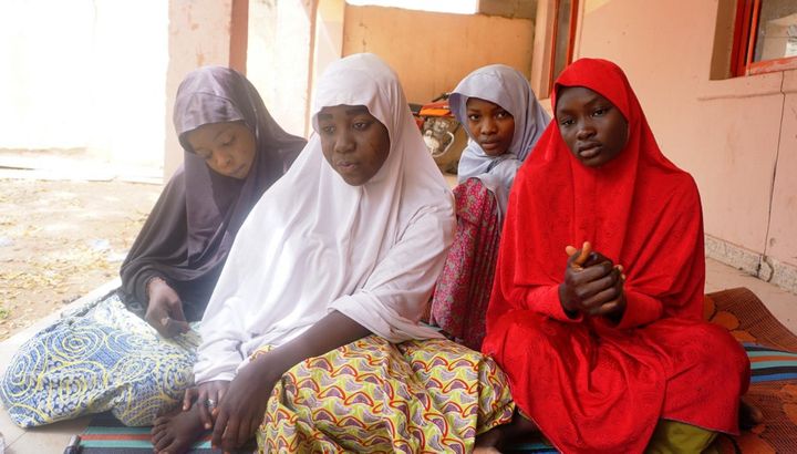 Ces jeunes filles, encore sous le choc, ont réussi à échapper à l'attaque menée contre leur école, le 28 février 2018 à Dapchi, au nord du Nigeria. (AMINU ABUBAKAR / AFP)