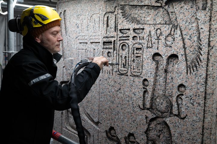 Les travaux de restauration de l'obélisque de la Concorde le 17 janvier 2022. Des travailleurs effectuent le nettoyage puis le consolidage de l'obélisque : pour nettoyer le monument, du verre fin est propulsé à basse pression sur les parties sales.&nbsp; (CÉDRIC BUFKENS / MAXPPP)