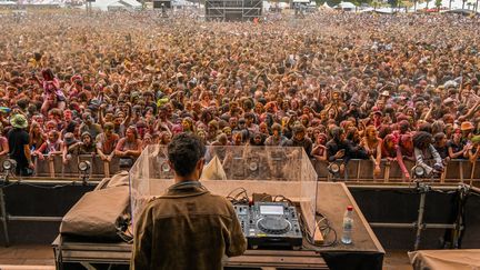 Après deux ans d'absence pour cause de crise sanitaire, le festival Solidays, qui s'est clôturé dimanche soir, a explosé son record de fréquentation avec plus de 247&nbsp;000 festivaliers. (LIONEL URMAN/SIPA)