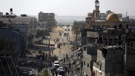 Les rues d'abitude vide se remplissent de Palestiniens qui retournent voir ce qu'il reste de leur maison, vendredi 1er ao&ucirc;t 2014.&nbsp; (MOHAMMED ABED / AFP)