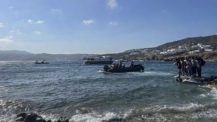 Des migrants secourus en mer Egée arrivent sur l'île de Mykonos, en Grèce, le 19 juin 2022. (HELLENIC COAST GUARD / AFP)