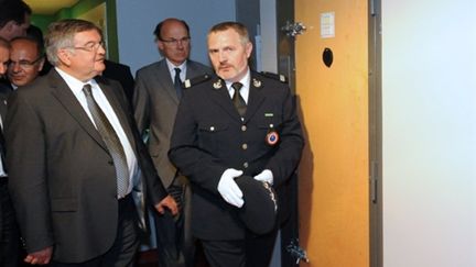 Le garde des Sceaux (G) et le directeur de la prison de Bonneville, MM.Mercier et Laroche, le 28 avril 2011. (AFP/JEAN-PIERRE CLATOT)