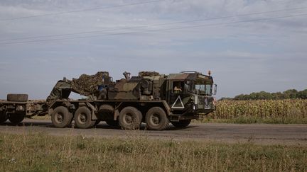 Des véhicules militaires se déplacent dans le village de Khotin, en Ukraine, située à 30 km de la frontière russe, le 13 septembre 2024. (ANDRE ALVES / ANADOLU)