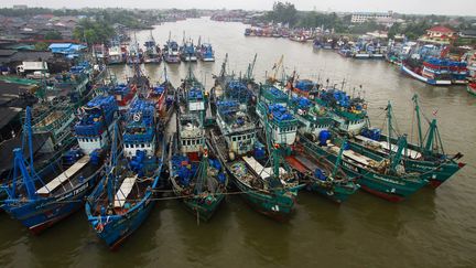 Des bateaux de pêche dans un port de la province de Pattani en Thaïlande à l'approche de la tempête Pabuk, le 3 janvier 2019. (SURAPAN BOONTHAMON / REUTERS)